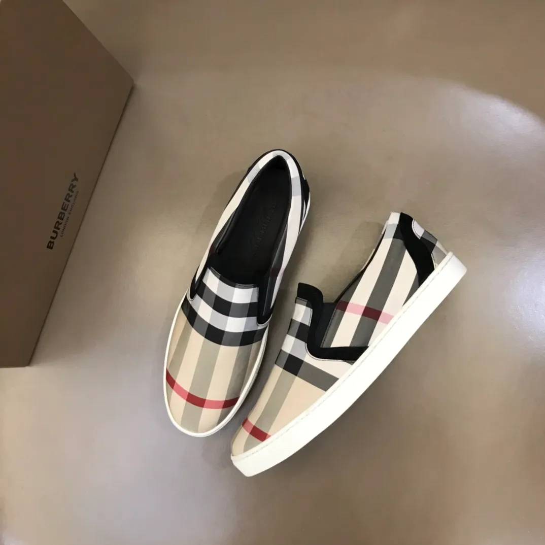 p340 "BURBERR*" men's classic low-top sneakers are reinterpreted in Vintage checkered cotton and matte calfskin, decorated with a new brand logo. First-layer sheepskin lining, embossed Burberry logo on the heel, and original TPU outsole! Size: 38-44